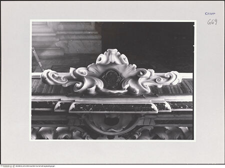 Vorderseite von ICCD [https://www.deutsche-digitale-bibliothek.de/content/lizenzen/rv-ez/] Detail: Brüstung mit Akanthusornament, bh508963_recto. Foto.