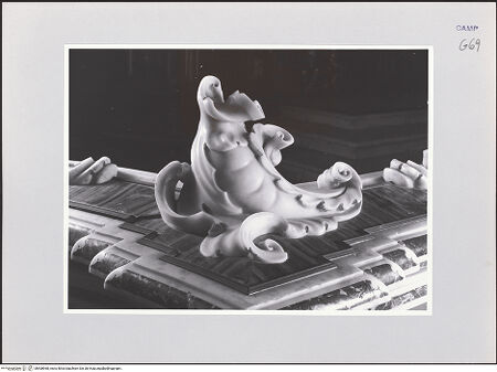 Vorderseite von ICCD [https://www.deutsche-digitale-bibliothek.de/content/lizenzen/rv-ez/] Detail: Brüstung mit Akanthusornament, bh508968_recto. Foto.