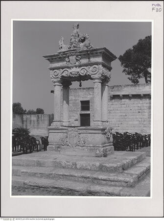 Vorderseite von Lieberman, Ralph [https://www.deutsche-digitale-bibliothek.de/content/lizenzen/rv-fz/] Brunnen mit Triton - Gesamtansicht von Südwesten, bh509702_recto. Foto: Lieberman, Ralph.