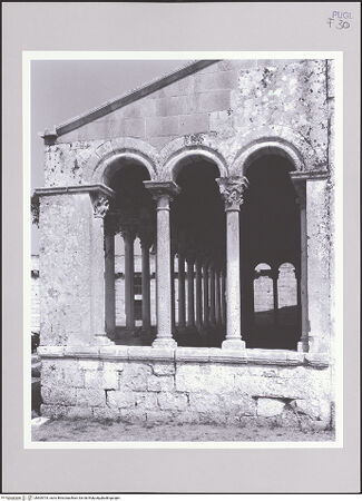 Vorderseite von Lieberman, Ralph [https://www.deutsche-digitale-bibliothek.de/content/lizenzen/rv-fz/] Abbazia di Santa Maria di Cerrate - Arkade links der Fassade, bh509704_recto. Foto: Lieberman, Ralph.