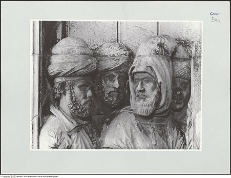 Vorderseite von ICCD [https://www.deutsche-digitale-bibliothek.de/content/lizenzen/rv-ez/] Triumphbogen Alfonsos VTriumphaler Einzug Alfons V. in NeapelGesandtschaft der Tunesier - Detail: Köpfe, bh509807_recto. Foto.