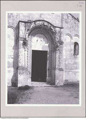 Vorderseite von Lieberman, Ralph [https://www.deutsche-digitale-bibliothek.de/content/lizenzen/rv-fz/] Abbazia di Santa Maria di CerrateWestfassade - Detail, Portal, bh509828_recto. Foto: Lieberman, Ralph.