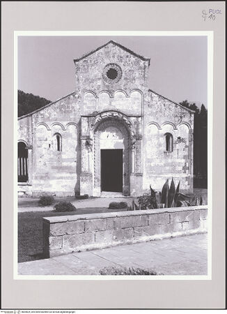 Vorderseite von Lieberman, Ralph [https://www.deutsche-digitale-bibliothek.de/content/lizenzen/rv-fz/] Abbazia di Santa Maria di CerrateWestfassade - Gesamtansicht, bh509829_recto. Foto: Lieberman, Ralph.