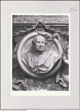 Vorderseite von ICCD [https://www.deutsche-digitale-bibliothek.de/content/lizenzen/rv-ez/] Grabmal des Erzbischofs Antonio Sersale (gest. 1775) - Detail: Porträt des Verstorbenen, bh510334_recto. Foto.