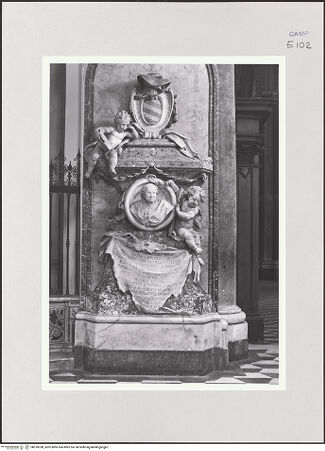 Vorderseite von ICCD [https://www.deutsche-digitale-bibliothek.de/content/lizenzen/rv-ez/] Grabmal des Erzbischofs Antonio Sersale (gest. 1775) - Gesamtansicht, bh510338_recto. Foto.