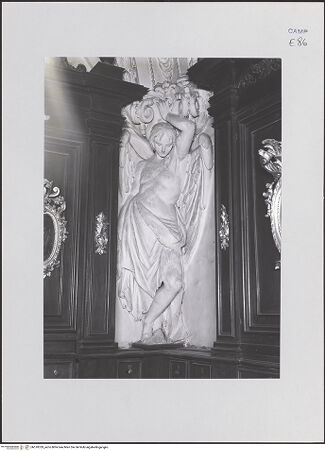 Vorderseite von ICCD [https://www.deutsche-digitale-bibliothek.de/content/lizenzen/rv-ez/] Kapitelltragender Engel - , bh510339_recto. Foto.