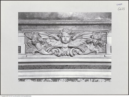 Vorderseite von ICCD [https://www.deutsche-digitale-bibliothek.de/content/lizenzen/rv-ez/] Skulpturenschmuck der Altarwand des rechten QuerhausarmsCherubim - Gesamtansicht, bh510357_recto. Foto.