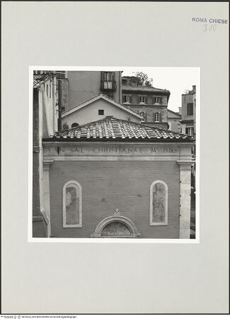 Vorderseite von Sopr. BAS ROMA [https://rightsstatements.org/page/CNE/1.0/] San Giovanni in AynoFassade - Obergeschoss, bh510434_recto. Foto.