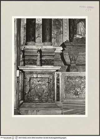 Vorderseite von Sopr. BAS ROMA [https://www.deutsche-digitale-bibliothek.de/content/lizenzen/rv-ez/] Grabmal Papst Pauls IV. - Ädikula, Detail, bh510602_recto. Foto.