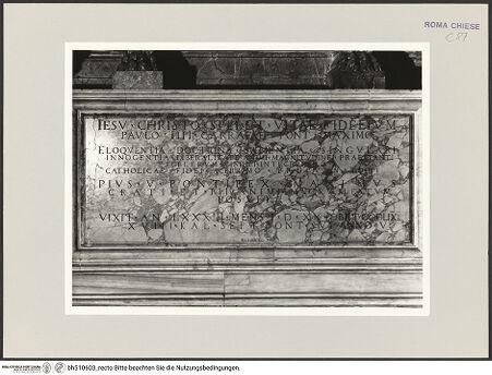 Vorderseite von Sopr. BAS ROMA [https://www.deutsche-digitale-bibliothek.de/content/lizenzen/rv-ez/] Grabmal Papst Pauls IV. - Inschriftentafel, bh510603_recto. Foto.