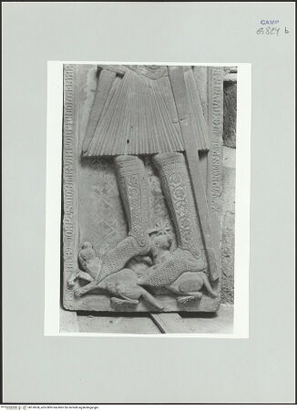 Vorderseite von Courtauld Institute of Art [https://www.deutsche-digitale-bibliothek.de/content/lizenzen/rv-ez/] Grabplatte des Nicola Barrile (gest. 1347) - Detail: Fuße und Hunde, bh510658_recto. Foto.