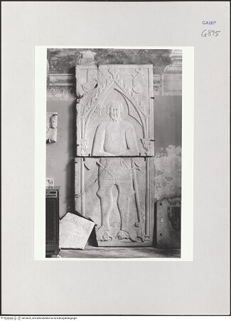 Vorderseite von Courtauld Institute, Conway Library [https://www.deutsche-digitale-bibliothek.de/content/lizenzen/rv-ez/] Grabplatte eines Ritters - Gesamtansicht, bh510659_recto. Foto.