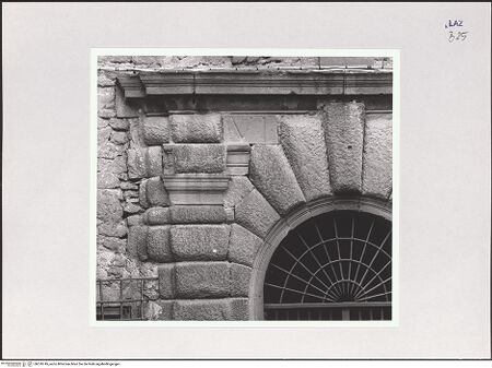 Vorderseite von Bibliotheca Hertziana [http://creativecommons.org/licenses/by-nc-sa/4.0/] Palazzo Orsini - Südostfassade, Portal, Detail, bh510745_recto. Foto: Sigismondi, Roberto.