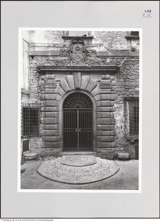 Vorderseite von Bibliotheca Hertziana [http://creativecommons.org/licenses/by-nc-sa/4.0/] Palazzo Orsini - Südostfassade, Portal, bh510746_recto. Foto: Sigismondi, Roberto.