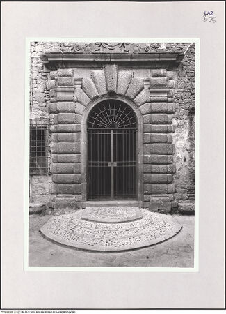 Vorderseite von Bibliotheca Hertziana [http://creativecommons.org/licenses/by-nc-sa/4.0/] Palazzo Orsini - Südost-Fassade, Portal, bh510747_recto. Foto: Sigismondi, Roberto.