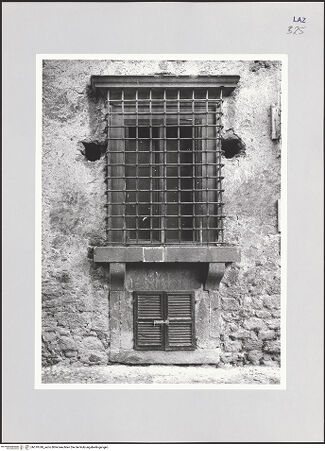 Vorderseite von Bibliotheca Hertziana [http://creativecommons.org/licenses/by-nc-sa/4.0/] Palazzo Orsini - Südost-Fassade, Erdgeschossfenster, bh510749_recto. Foto: Sigismondi, Roberto.