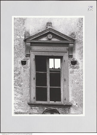 Vorderseite von Bibliotheca Hertziana [http://creativecommons.org/licenses/by-nc-sa/4.0/] Palazzo Orsini - Südost-Fassade, Fenster über dem Portal, bh510752_recto. Foto: Sigismondi, Roberto.