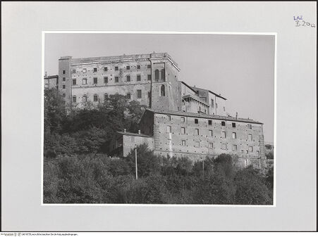Vorderseite von Bibliotheca Hertziana [http://creativecommons.org/licenses/by-nc-sa/4.0/] Palazzo Orsini - Westfassade, Marstall, bh510755_recto. Foto: Sigismondi, Roberto.