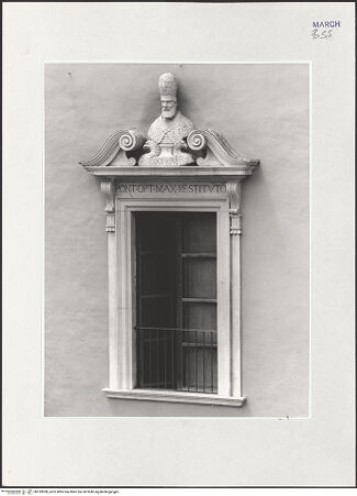 Vorderseite von Sigismondi, Roberto [http://creativecommons.org/licenses/by-nc-sa/4.0/] Palazzo degli Studi - Fenster des Piano nobile mit einer Porträtbüste von Papst Sixtus V., bh510908_recto. Foto: Sigismondi, Roberto.
