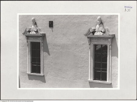 Vorderseite von Sigismondi, Roberto [http://creativecommons.org/licenses/by-nc-sa/4.0/] Palazzo degli Studi - Fenster des Piano nobile mit den Porträtbüsten der Päpste Bonifaz VIII. und Calixtus III., bh510909_recto. Foto: Sigismondi, Roberto.