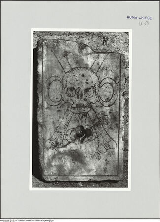 Vorderseite von Sopr. BAS ROMA [https://www.deutsche-digitale-bibliothek.de/content/lizenzen/rv-ez/] Grabplatte - , bh510917_recto. Foto.