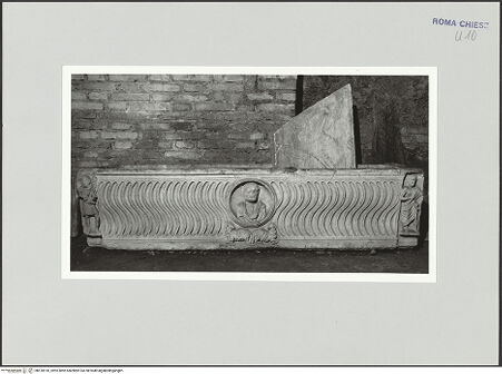 Vorderseite von Sopr. BAS ROMA [https://www.deutsche-digitale-bibliothek.de/content/lizenzen/rv-ez/] Strigilierter Sarkophag mit Imago clipeata - , bh510918_recto. Foto.