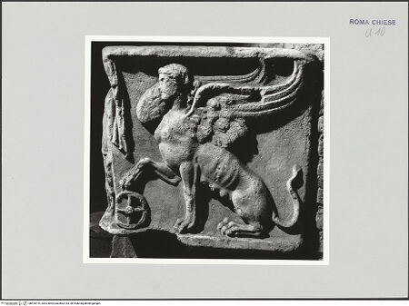 Vorderseite von Sopr. BAS ROMA [https://www.deutsche-digitale-bibliothek.de/content/lizenzen/rv-ez/] Musensarkophag - linke Schmalseite mit Chimäre, bh510919_recto. Foto.