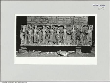 Vorderseite von Sopr. BAS ROMA [https://www.deutsche-digitale-bibliothek.de/content/lizenzen/rv-ez/] Musensarkophag - , bh510920_recto. Foto.