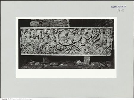 Vorderseite von Sopr. BAS ROMA [https://www.deutsche-digitale-bibliothek.de/content/lizenzen/rv-ez/] Römischer Sarkophag mit Nereiden- und Tritonenrelief - , bh510925_recto. Foto.