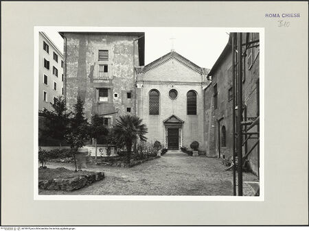 Vorderseite von Sopr. BAS ROMA [https://www.deutsche-digitale-bibliothek.de/content/lizenzen/rv-ez/] San Cosimato - Gartenvorhof und Kirchenfassade, bh510973_recto. Foto.