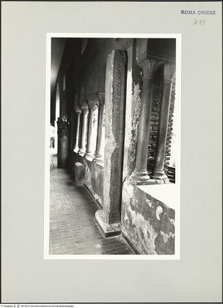 Vorderseite von Sopr. BAS ROMA [https://www.deutsche-digitale-bibliothek.de/content/lizenzen/rv-ez/] San Cosimato1. Kreuzgang - Umgang, Architrav mit Inschrift zum Neubau Papst Sixtus IV. von 1475, bh510975_recto. Foto.