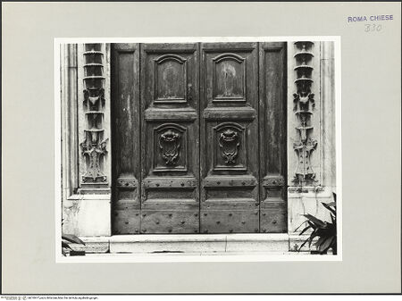 Vorderseite von Sopr. BAS ROMA [https://www.deutsche-digitale-bibliothek.de/content/lizenzen/rv-ez/] San CosimatoPortalrahmung - Detail, bh510977_recto. Foto.