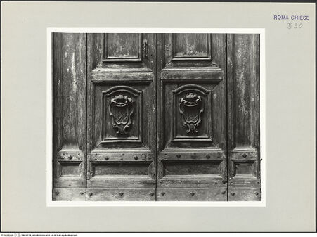 Vorderseite von Sopr. BAS ROMA [https://www.deutsche-digitale-bibliothek.de/content/lizenzen/rv-ez/] Hauptportal - Wappen der Stifterin Diodora Terzi, bh510978_recto. Foto.