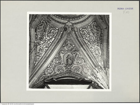 Vorderseite von Sopr. BAS ROMA [https://www.deutsche-digitale-bibliothek.de/content/lizenzen/rv-ez/] Wanddekoration der Cappella di Santa Severa - Gewölbe, Detail, bh510981_recto. Foto.