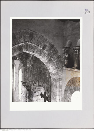 Vorderseite von Bibliotheca Hertziana [https://www.deutsche-digitale-bibliothek.de/content/lizenzen/rv-fz/] CattedraleVierung und Querhaus - Blick aus dem Nordquerhaus auf den Scheitbogen der Vierung, bh511377_recto. Foto: Schwarz, Heinrich Mathias.