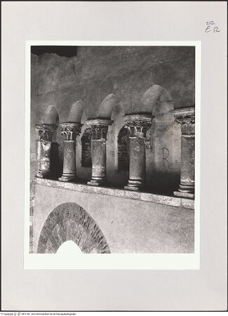 Vorderseite von Bibliotheca Hertziana [https://www.deutsche-digitale-bibliothek.de/content/lizenzen/rv-fz/] CattedraleVierung und Querhaus - Inneres, Laufgang im Nordquerhaus, bh511381_recto. Foto: Schwarz, Heinrich Mathias.