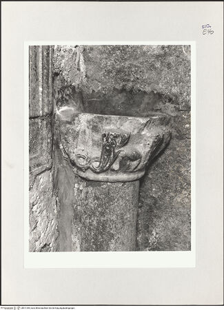 Vorderseite von Bibliotheca Hertziana [https://www.deutsche-digitale-bibliothek.de/content/lizenzen/rv-fz/] Wiederverwendetes Kapitell als Weihwasserbecken - Gesamtansicht, bh511395_recto. Foto.