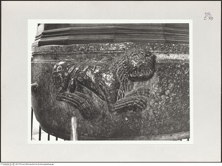 Vorderseite von Bibliotheca Hertziana [https://www.deutsche-digitale-bibliothek.de/content/lizenzen/rv-fz/] Taufbrunnen - Ausschnitt, Löwe, bh511397_recto. Foto: Schwarz, Heinrich Mathias.