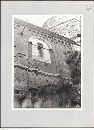 Vorderseite von Bibliotheca Hertziana [https://www.deutsche-digitale-bibliothek.de/content/lizenzen/rv-fz/] DuomoSüdlicher Querhausarm - Ostwand, oberes Fenster, bh511461_recto. Foto.