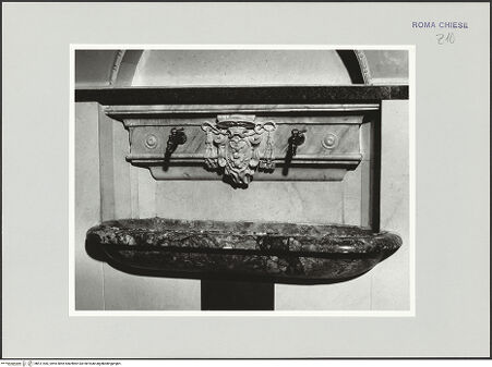 Vorderseite von Sopr. BAS ROMA [https://www.deutsche-digitale-bibliothek.de/content/lizenzen/rv-ez/] Brunnen mit Wappen des Kardinals Scipione Borghese - , bh511545_recto. Foto.