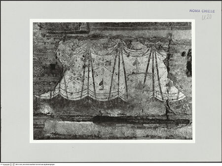 Vorderseite von Sopr. BAS ROMA [https://www.deutsche-digitale-bibliothek.de/content/lizenzen/rv-ez/] Freskofragment - Vorhangmotiv, bh511549_recto. Foto.