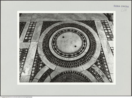 Vorderseite von Sopr. BAS ROMA [https://www.deutsche-digitale-bibliothek.de/content/lizenzen/rv-ez/] Cosmatenpaviment - Detail, bh511561_recto. Foto.