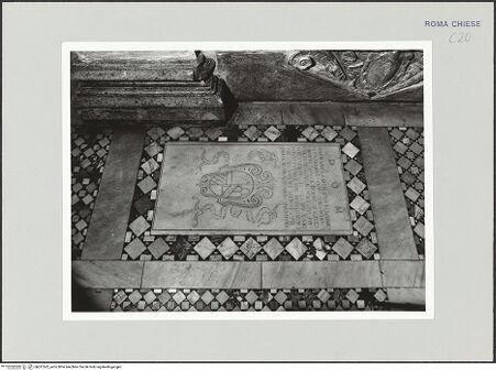 Vorderseite von Sopr. BAS ROMA [https://www.deutsche-digitale-bibliothek.de/content/lizenzen/rv-ez/] Grabplatte - , bh511562_recto. Foto.