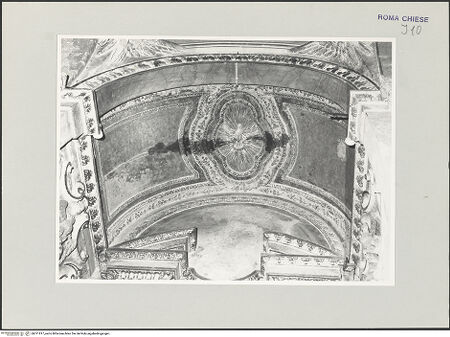 Vorderseite von Sopr. BAS ROMA [https://www.deutsche-digitale-bibliothek.de/content/lizenzen/rv-ez/] San MarcoCappella della Pietà - Wölbung mit Taube des Heiligen Geistes, bh511817_recto. Foto.