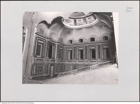 Vorderseite von Sopr. BAS NA [https://www.deutsche-digitale-bibliothek.de/content/lizenzen/rv-ez/] Modell der Scala Reggia der Residenz von Caserta - Teilansicht, bh512223_recto. Foto.