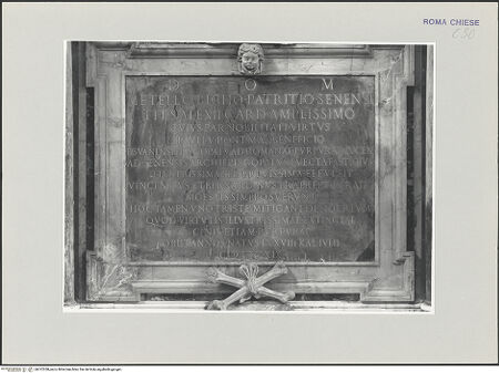 Vorderseite von Sopr. BAS ROMA [https://www.deutsche-digitale-bibliothek.de/content/lizenzen/rv-ez/] Grabmal des Kardinals Metello Bichi - Inschrifttafel unter der Büste, bh512358_recto. Foto.