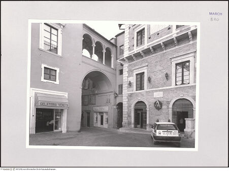 Vorderseite von Sigismondi, Roberto [http://creativecommons.org/licenses/by-nc-sa/4.0/] Palazzo Comunale - Bogengang, Verbindung zum Palazzo degli Studi, bh512482_recto. Foto: Sigismondi, Roberto.