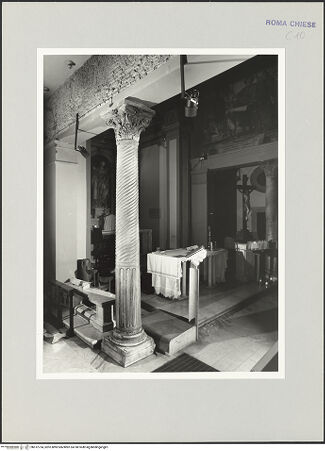 Vorderseite von Sopr. BAS ROMA [https://www.deutsche-digitale-bibliothek.de/content/lizenzen/rv-ez/] Santa Bibiana - Blick vom linken Seitenschiff zum Hauptaltar, im Vordergrund Spoliensäule aus dem 2. bis 3. Jahrhundert, bh512734_recto. Foto.