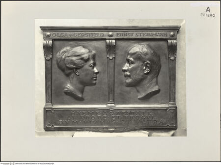 Vorderseite von Bibliotheca Hertziana [https://www.deutsche-digitale-bibliothek.de/content/lizenzen/rv-fz/] Porträtreliefs von Olga von Gerstfeldt und Ernst Steinmann - , bh513724_recto. Foto.