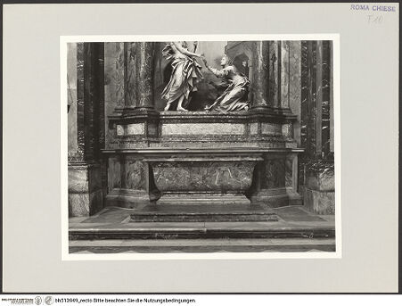 Vorderseite von Sopr. BAS ROMA [https://www.deutsche-digitale-bibliothek.de/content/lizenzen/rv-ez/] Cappella AlaleonaAltaraufbau mit Noli me tangere und Engeln mit Arma Christi - Untere Zone, bh513949_recto. Foto.